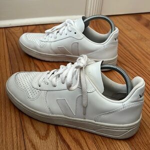 Veja v10 leather extra white EUR 40 / US 8.5 women’s